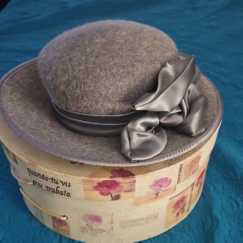 Sophisticated Gray Hat with Satin Bow